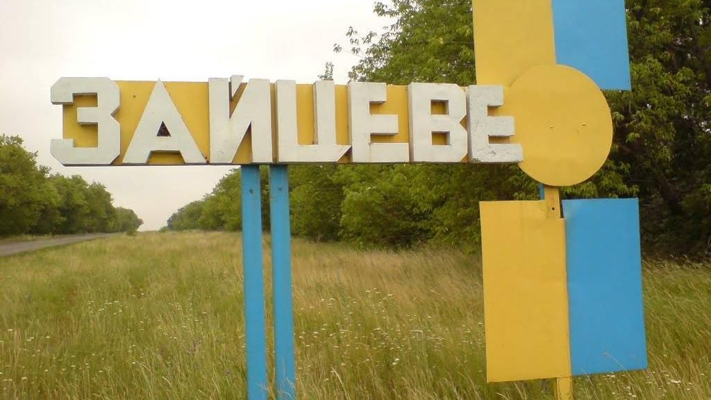 Як жителі Зайцевого виживають у розділеному навпіл селищі: відео