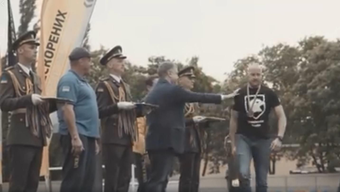 Стало известно, почему ветеран "Азова" не захотел пожать руку Порошенко: видео