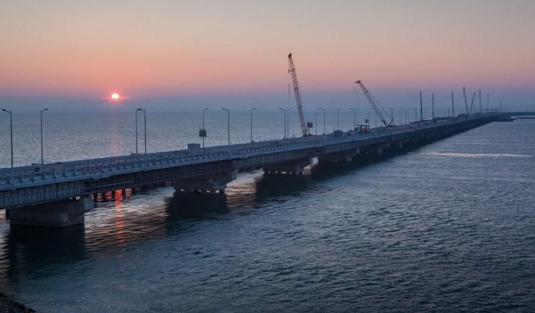 Через відкриття Кримського мосту окупанти обмежать продаж алкоголю