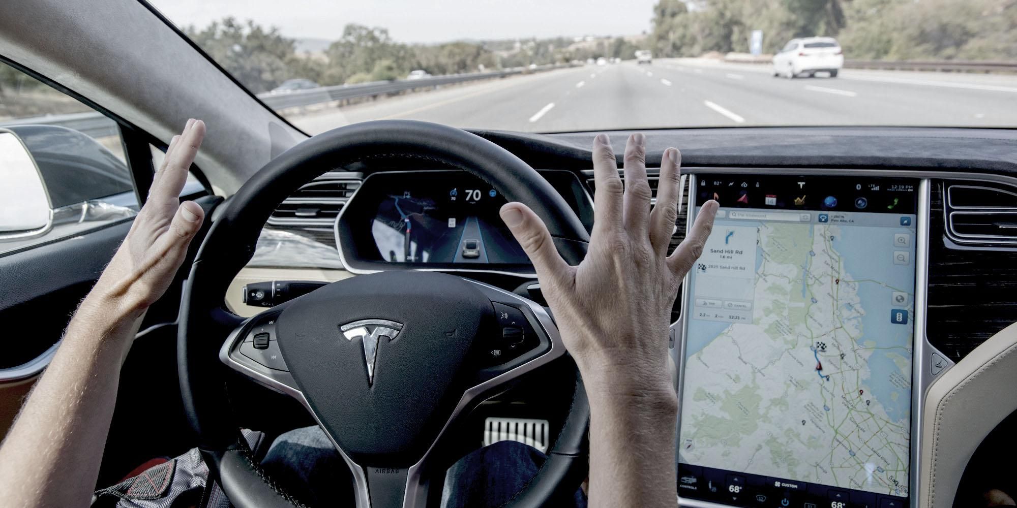 Электромобиль Tesla на автопилоте въехал в пожарную машину Электромобиль Tesla на автопилоте въехал в пожарную машину