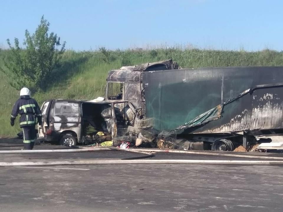 Смертельна ДТП на Рівненщині: водій загинув, авто спалахнуло