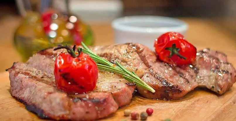 Одна з найпоширеніших причин зараження глистами – страва з не повністю готового м'яса Одна з найпоширеніших причин зараження глистами – страва з не повністю готового м'яса