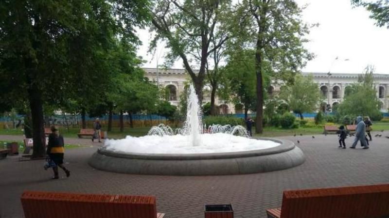 У Києві хулігани залили фонтан миючим засобом: фото
