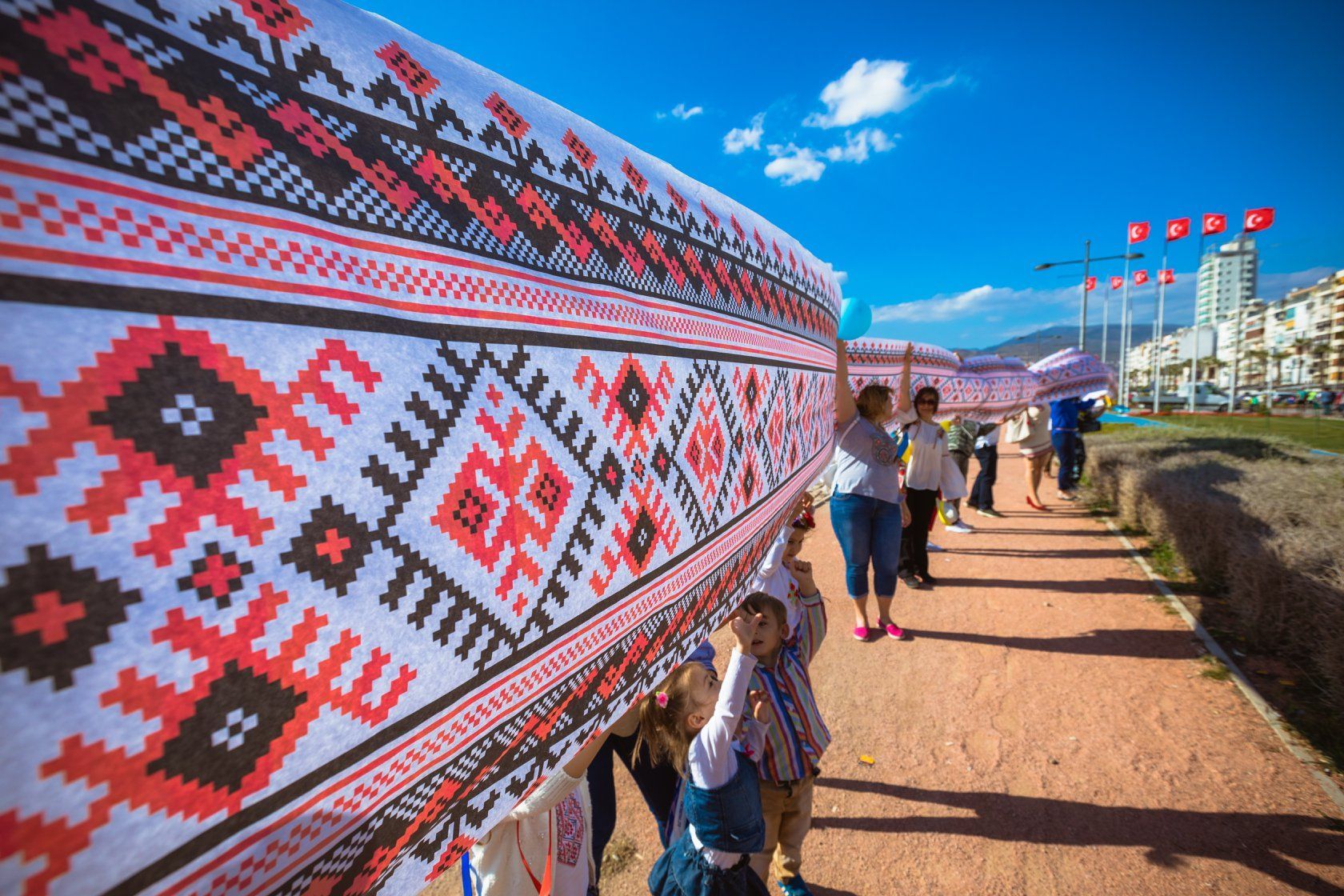 До Дня вишиванки українці в Туреччині встановили неймовірний рекорд: красномовні фото До Дня вишиванки українці в Туреччині встановили неймовірний рекорд: красномовні фото