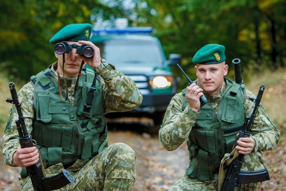 На Закарпатті прикордонники пострілами зупиняли контрабандистів, які хотіли закидати їх камінням