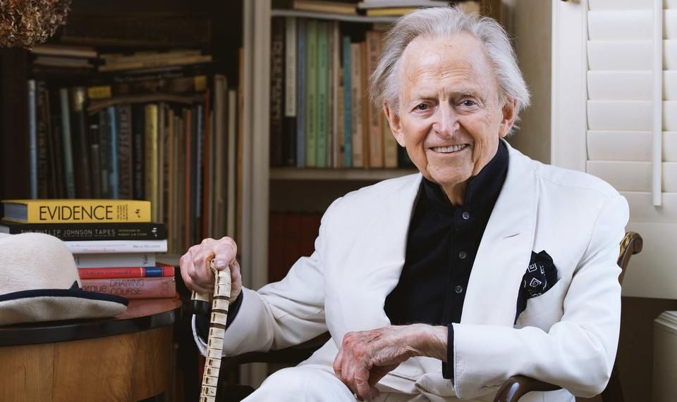 В США умер известный журналист и писатель Том Вулф В США умер известный журналист и писатель Том Вулф