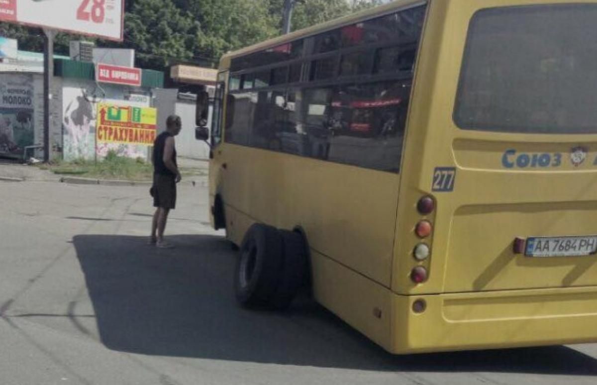 У київської маршрутки на ходу відлетіли колеса: фото У київської маршрутки на ходу відлетіли колеса: фото