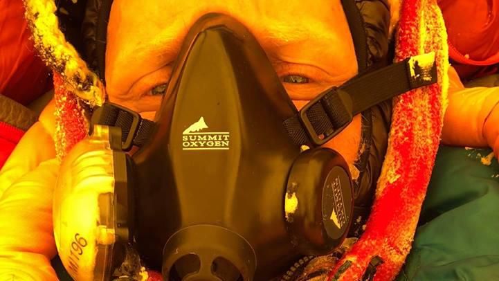 Українських альпіністів, які застрягли поблизу Евереста, доставлено гелікоптером у лікарню Українських альпіністів, які застрягли поблизу Евереста, доставлено гелікоптером у лікарню