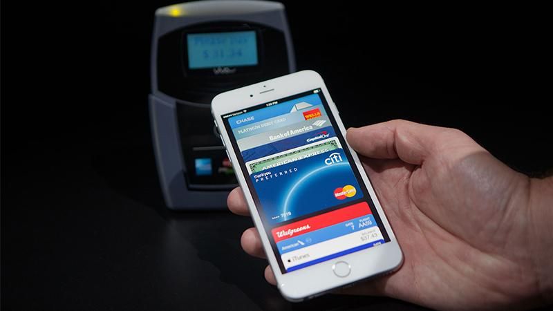 "Приватбанк" первым в Украине запустит Apple Pay