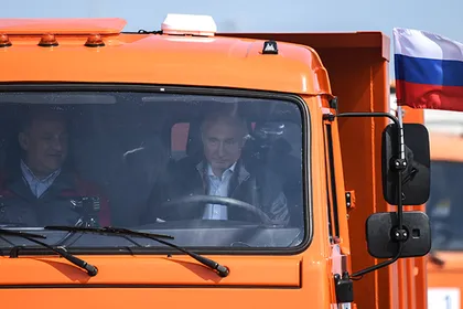 Путін перший проїхався Кримським мостом у кабіні помаранчевої вантажівки КамАЗ