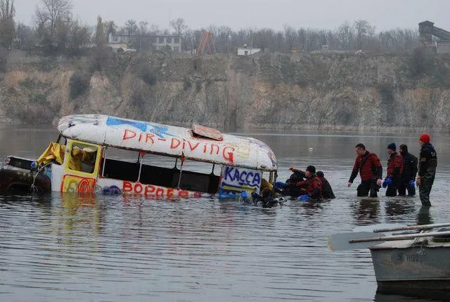 Отак дайвери намагались потопити розмальований старенький бус