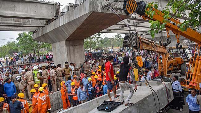 В Індії внаслідок падіння недобудованого шляхопроводу загинули 18 людей