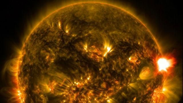NASA показало Солнце в необычном цвете: интересный снимок
