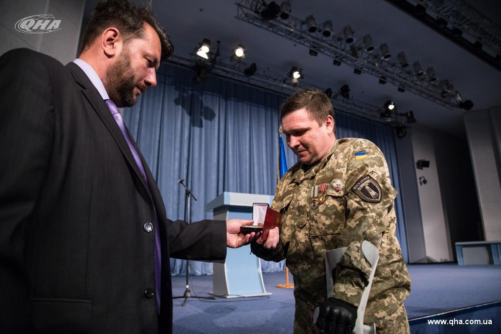 Лицарі ордену нескорених: воїнам та волонтерам вручили народну нагороду