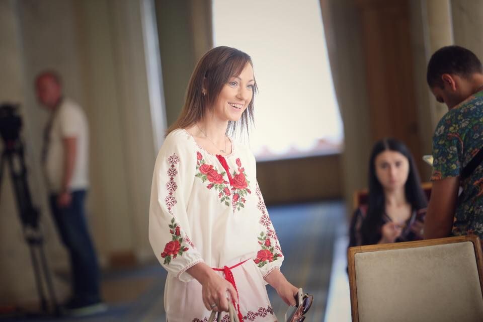 День вишиванки: у яких вишиванках прийшли в Раду нардепи (яскраві фото) День вишиванки: у яких вишиванках прийшли в Раду нардепи (яскраві фото)