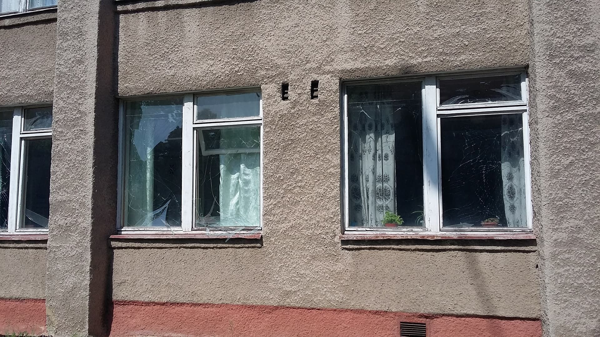 Оккупанты цинично обстреляли школу в Светлодарске: есть раненые Оккупанты цинично обстреляли школу в Светлодарске: есть раненые