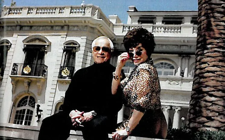 Лінда та Стюарт на фоні свого розкішного будинку