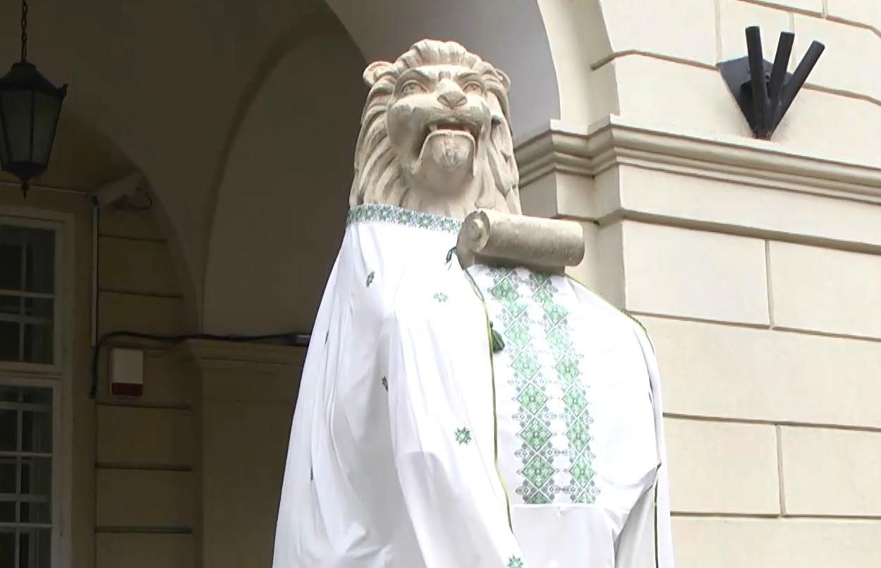 День вишиванки у Львові: скульптури на площі Ринок одягли у вишиванки День вишиванки у Львові: скульптури на площі Ринок одягли у вишиванки