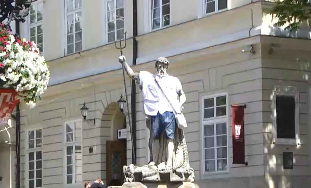 У Львові вбрали статуї у вишиванки