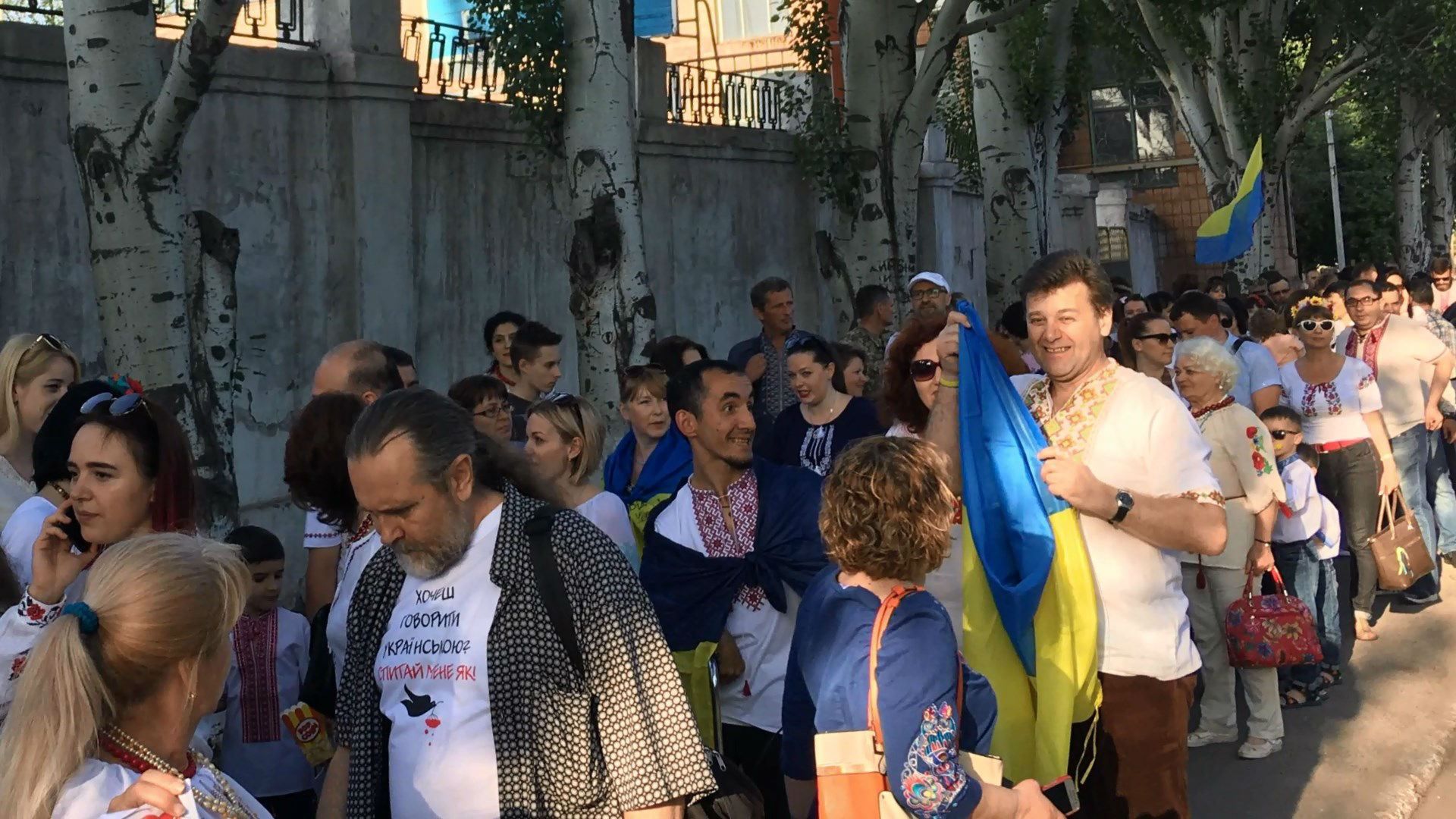 Мешканці Маріуполя пройшлися центром міста у вишиванках Мешканці Маріуполя пройшлися центром міста у вишиванках