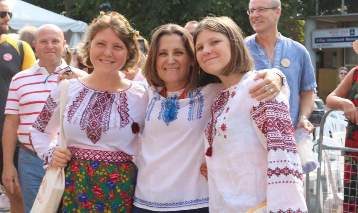Глава МЗС Канади Фріланд долучилася до Всесвітнього дня вишиванки: яскраве фото Глава МЗС Канади Фріланд долучилася до Всесвітнього дня вишиванки: яскраве фото