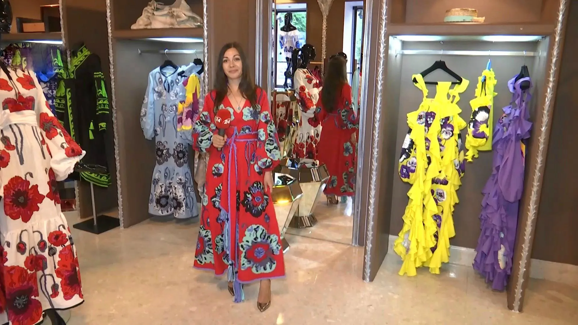 Журналістка 24 Каналу приміряла сукню дизайнерки