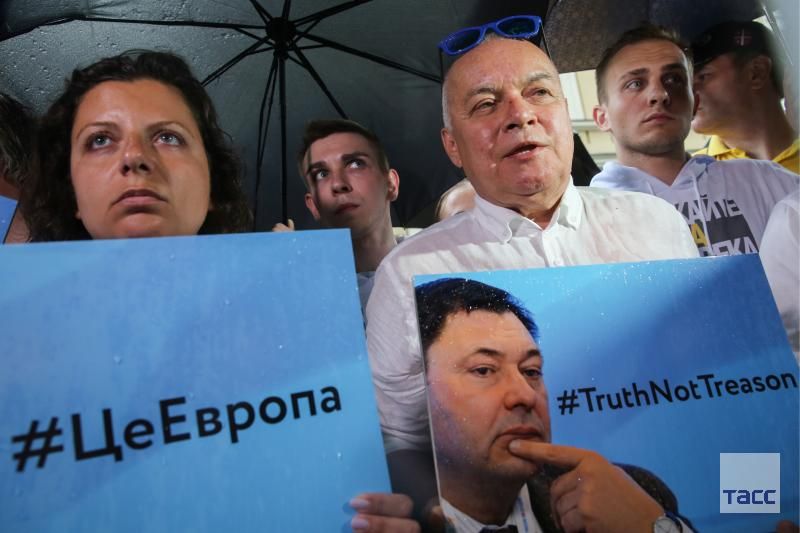 В Москве устроили акцию в поддержку руководителя "РИА Новости Украина": пришел Киселев В Москве устроили акцию в поддержку руководителя "РИА Новости Украина": пришел Киселев