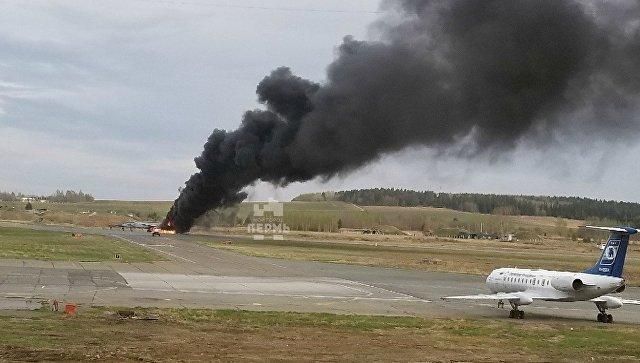 В России на аэродроме загорелся самолет-истребитель: опубликованы видео