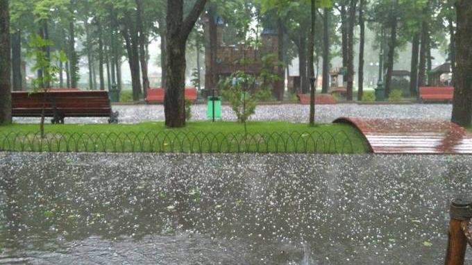 Шалена злива пройшла Харковом: вулиці міста перетворилися на ріки 