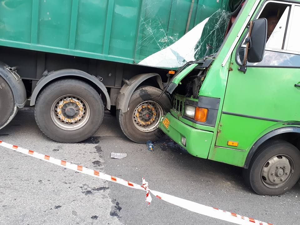 У Камʼянському зіткнулися маршрутка та вантажівка, 22 людини постраждали