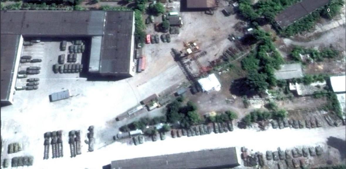 У мережі з'явились фото російського складу з військовою технікою у Донецьку У мережі з'явились фото російського складу з військовою технікою у Донецьку