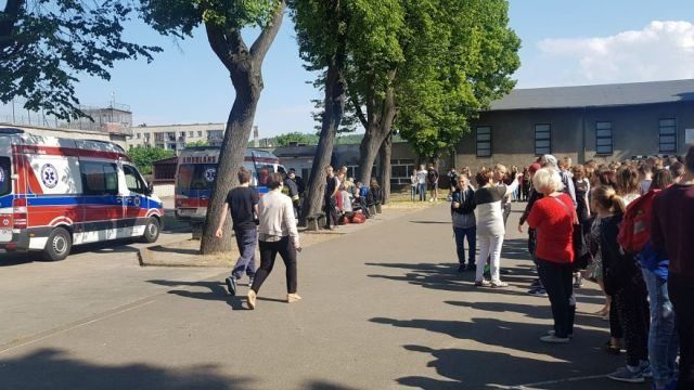В польській школі розпилили невідому речовину: 17 учнів госпіталізували
