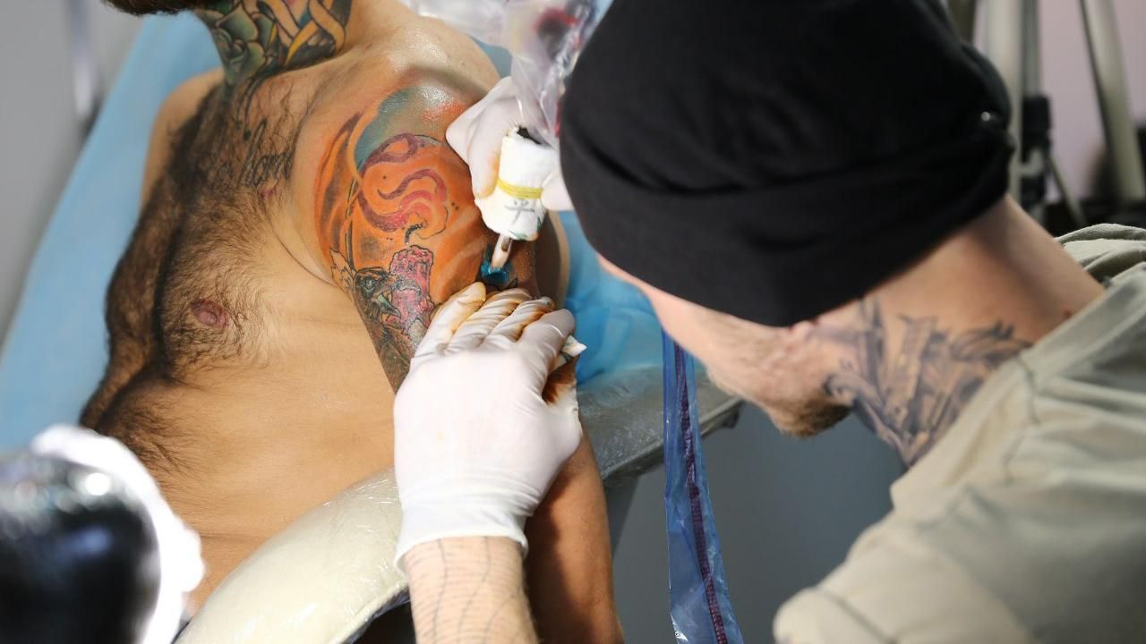На фестиваль Tattoo Сollection завітала найпірсингованіша людина світу – Залізний Рольф: відео