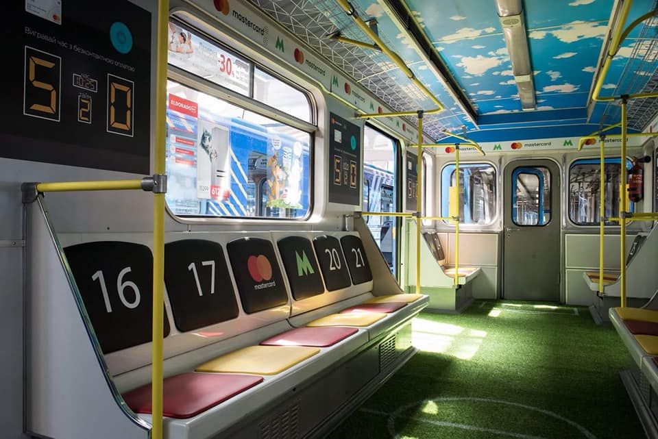 В киевском метро к Лиге Чемпионов появился "вагон-футбольное поле"