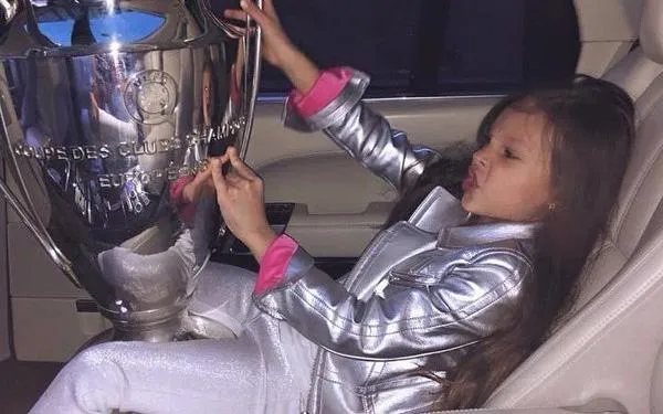 Донька близької Павелку людини і кубок Донька близької Павелку людини і кубок