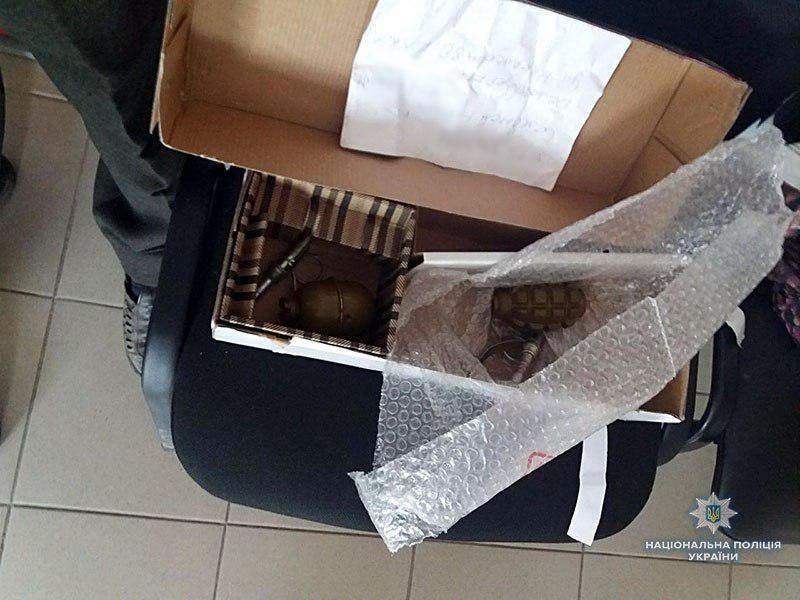 На Донетчине мужчина отправлял гранаты по почте На Донетчине мужчина отправлял гранаты по почте