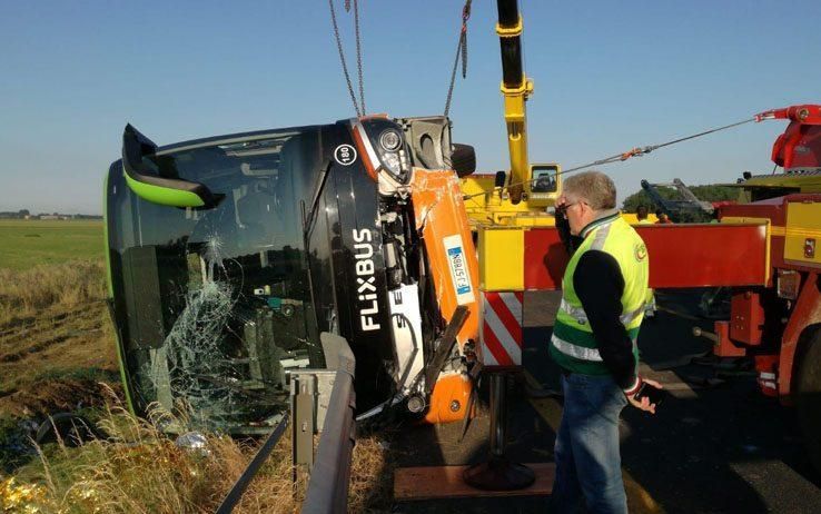 В Италии перевернулся автобус: 26 человек пострадали
