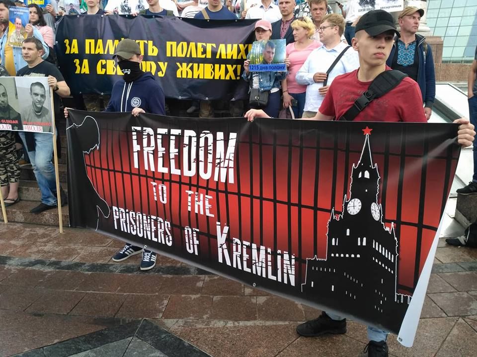 В Киеве начался марш за освобождение политзаключенных и пленных: фото с места происшествия