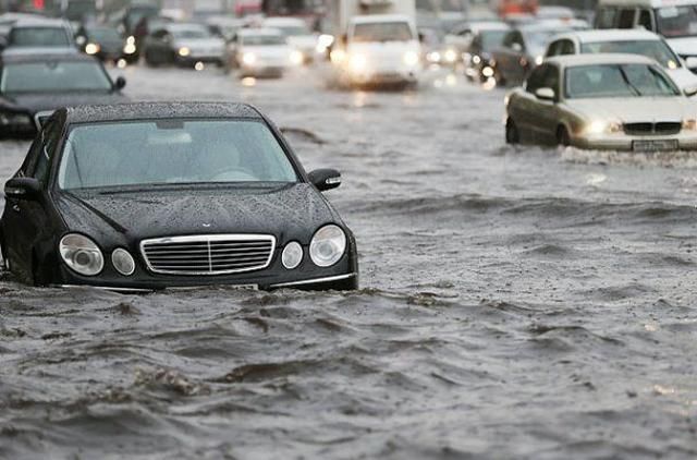 Москву затопило після сильних дощів: негоду зняли на відео