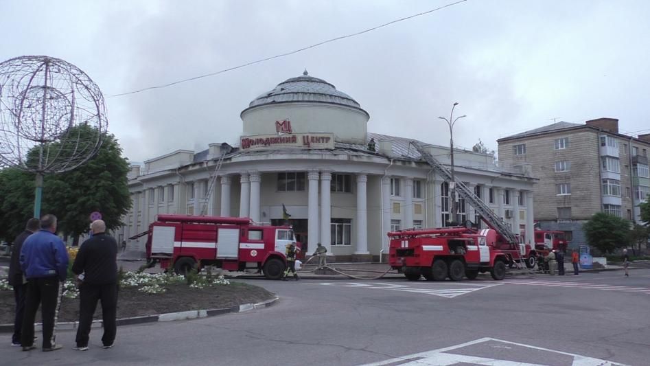 На Житомирщине горел молодежный центр: огонь перекинулся с пивной ресторации