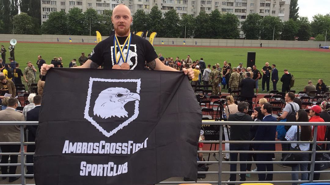 Толмачева, не пожавшего руку Порошенко, силой задержали правоохранители
Толмачева, не пожавшего руку Порошенко, силой задержали правоохранители