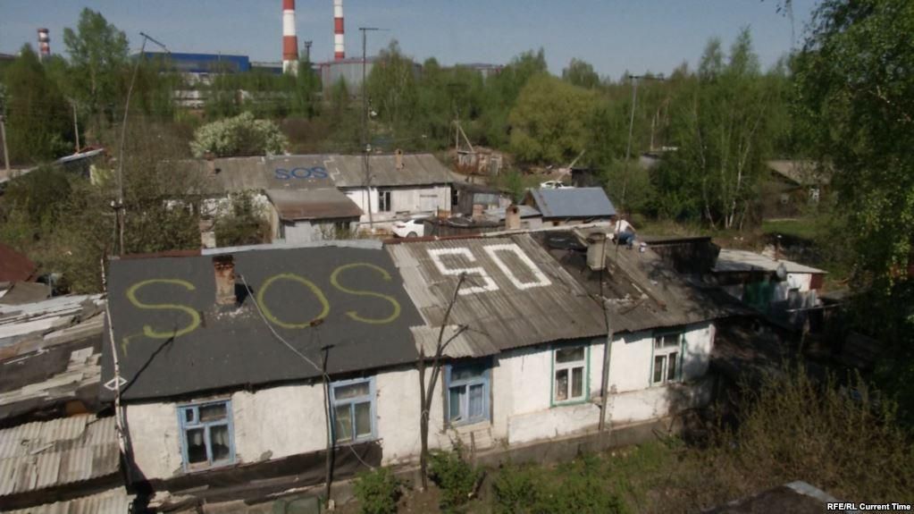 У російському селі люди на своїх будинках малюють знак SOS 