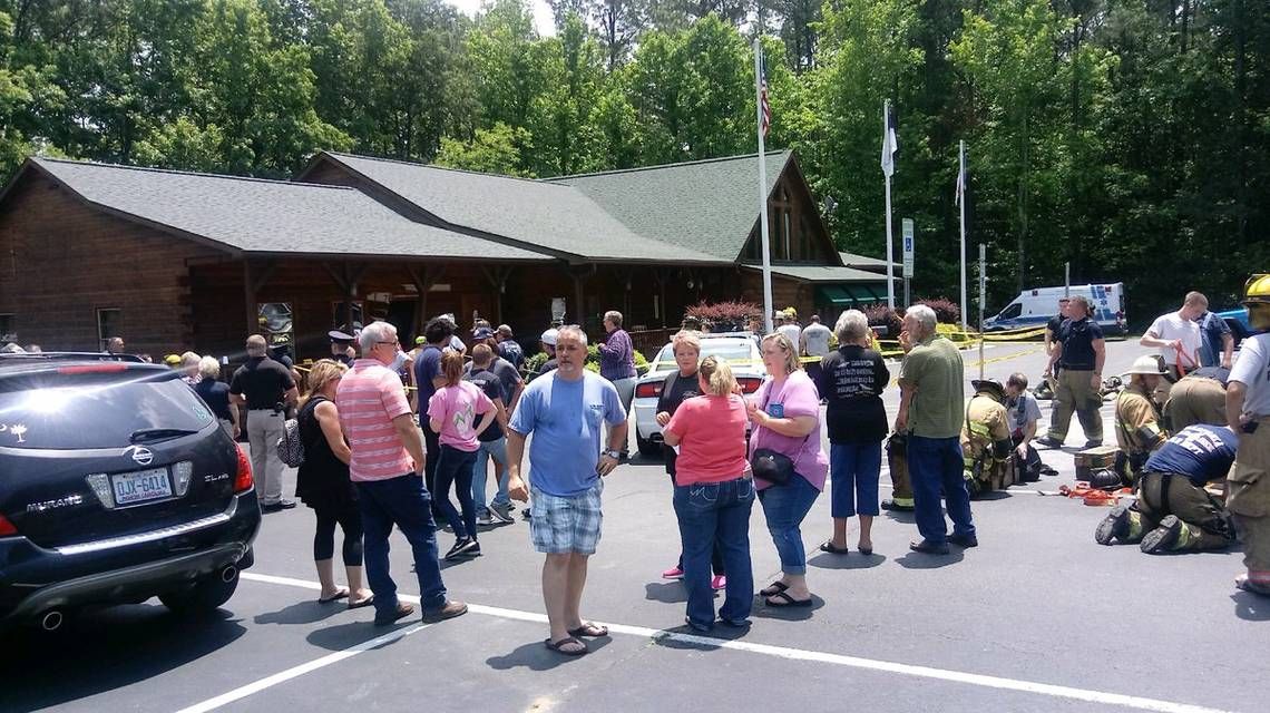 У США автомобіль протаранив ресторан, є жертви: фото з місця аварії У США автомобіль протаранив ресторан, є жертви: фото з місця аварії