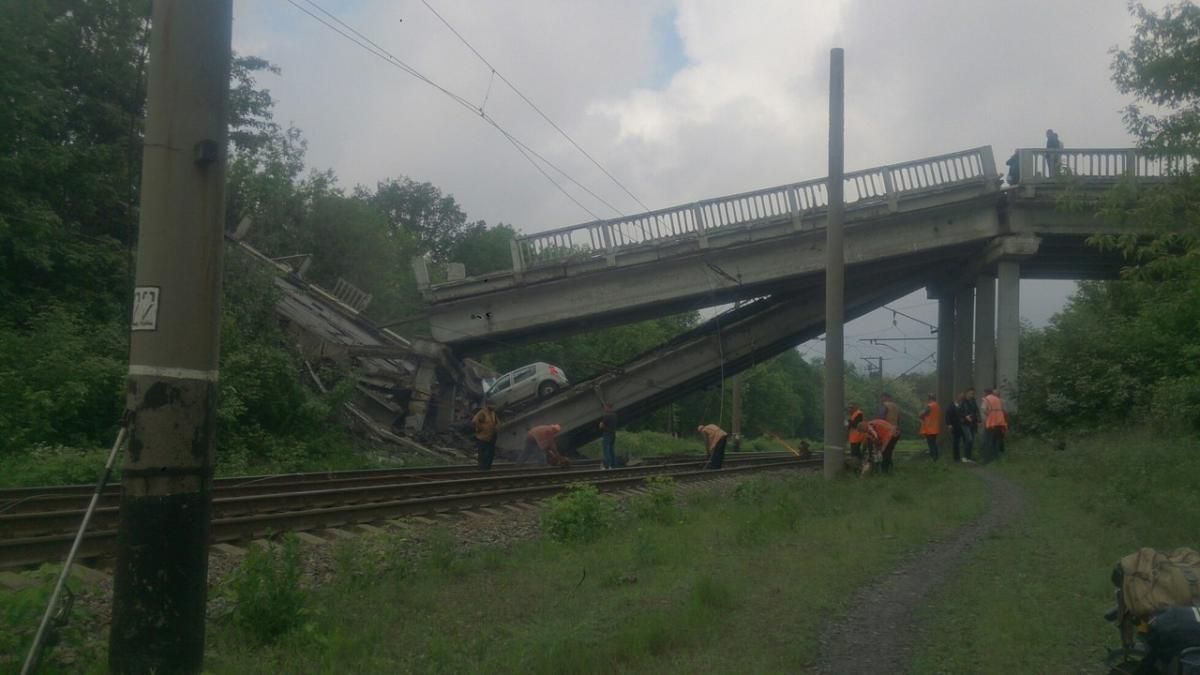 На оккупированном Донбассе взорвали мост, который соединял Хрустальный с Луганском: фото