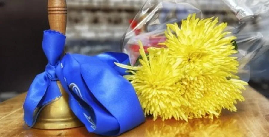 Привітання зі святом останнього дзвоника від батьків, школярів, вчителів та директора школи Привітання зі святом останнього дзвоника від батьків, школярів, вчителів та директора школи