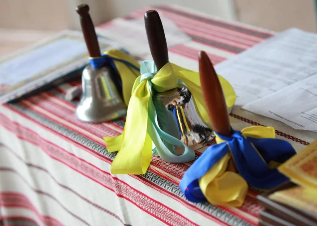 Привітання зі святом останнього дзвоника від батьків, школярів, вчителів та директора школи Привітання зі святом останнього дзвоника від батьків, школярів, вчителів та директора школи