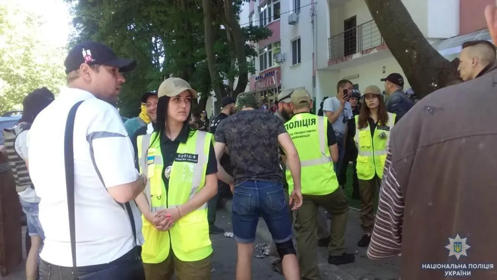 Працівники поліції намагаються уладнати конфлікт Працівники поліції намагаються уладнати конфлікт