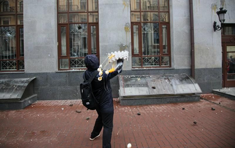 В Одессе активисты закидали яйцами офис бизнесмена В Одессе активисты закидали яйцами офис бизнесмена
