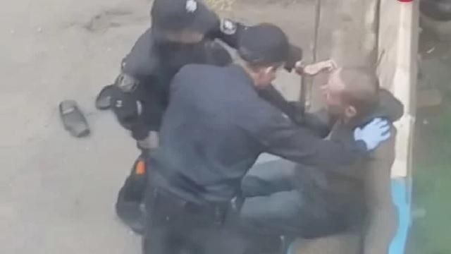 Обрано покарання двом правоохоронцям, які жорстоко знущались над безхатьком Обрано покарання двом правоохоронцям, які жорстоко знущались над безхатьком
