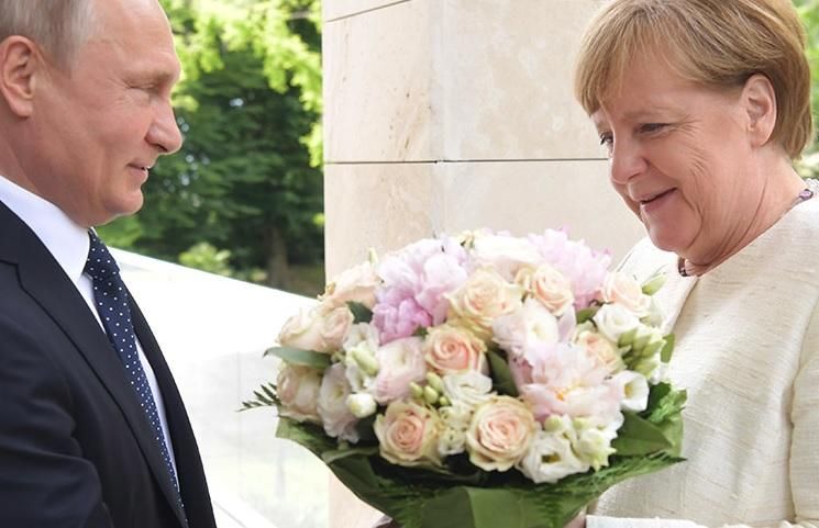 Російська традиція чи образа: Пєсков прокоментував вручення букету квітів Меркель